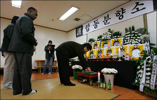 지난달 11일 전라남도 여수시 법무부 출입국관리사무소에서 불이 나 외국인 27명의 사상자가 생긴 가운데 합동분향소가 마련된 여수 성심병원에서 외국인 조문객이 고인의 명복을 빌고 있다. 